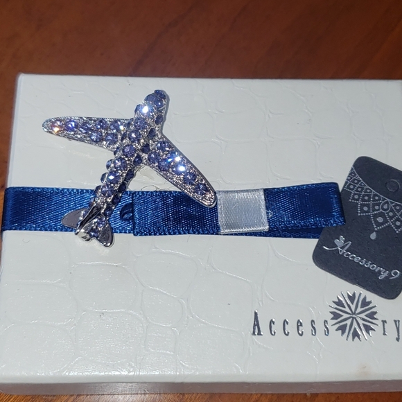 Crystal brooch Aviation gift with this gorgeous purple'lish crystal airplane - Picture 2 of 3